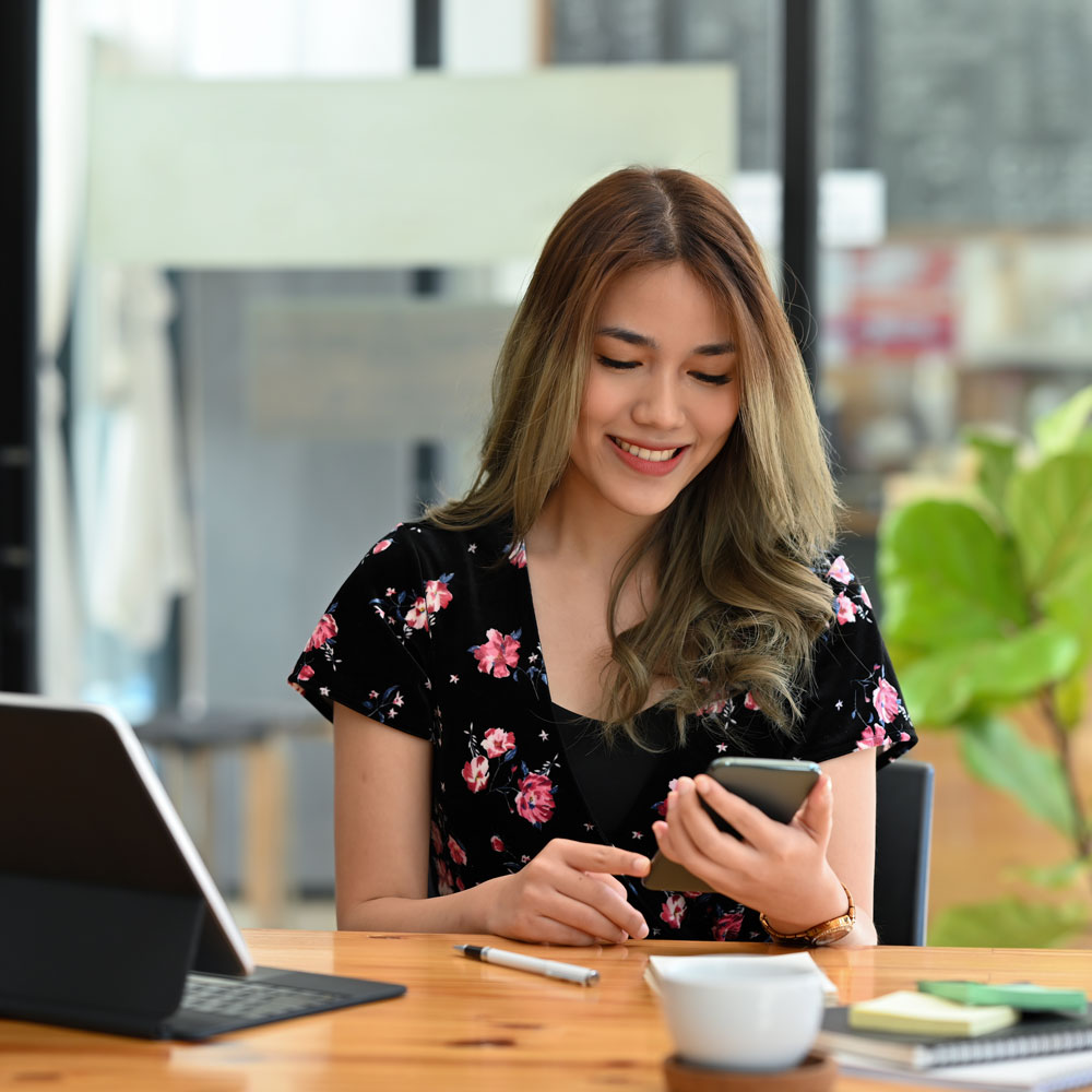 T4E-Access_Management_Module-happy-worker-with-phone